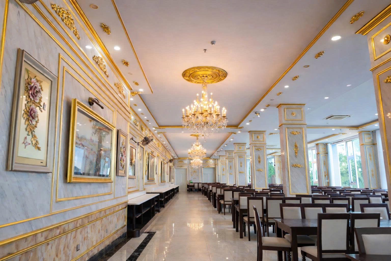 Nhà hàng tại Paracel Resort Hải Tiến với không gian rộng rãi, sang trọng và phù hợp cho trải nghiệm ẩm thực thoải mái.