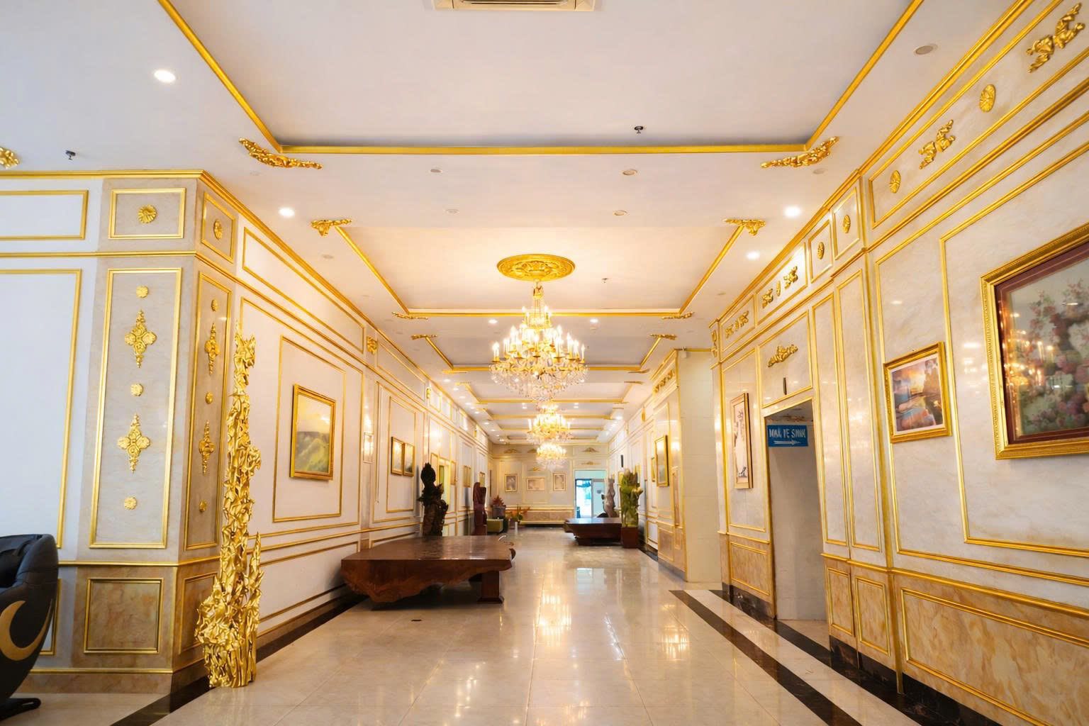 Sảnh sang trọng tại Paracel Resort Hải Tiến với thiết kế tinh tế, ánh sáng ấm và không gian rộng rãi.