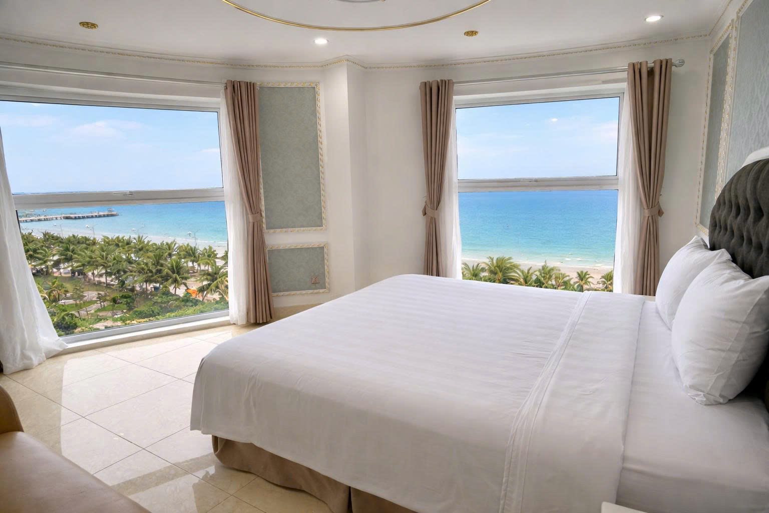 Phòng nghỉ view biển tại Paracel Resort Hải Tiến với không gian thoáng sáng, nội thất gọn đẹp và tầm nhìn hướng biển ấn tượng.