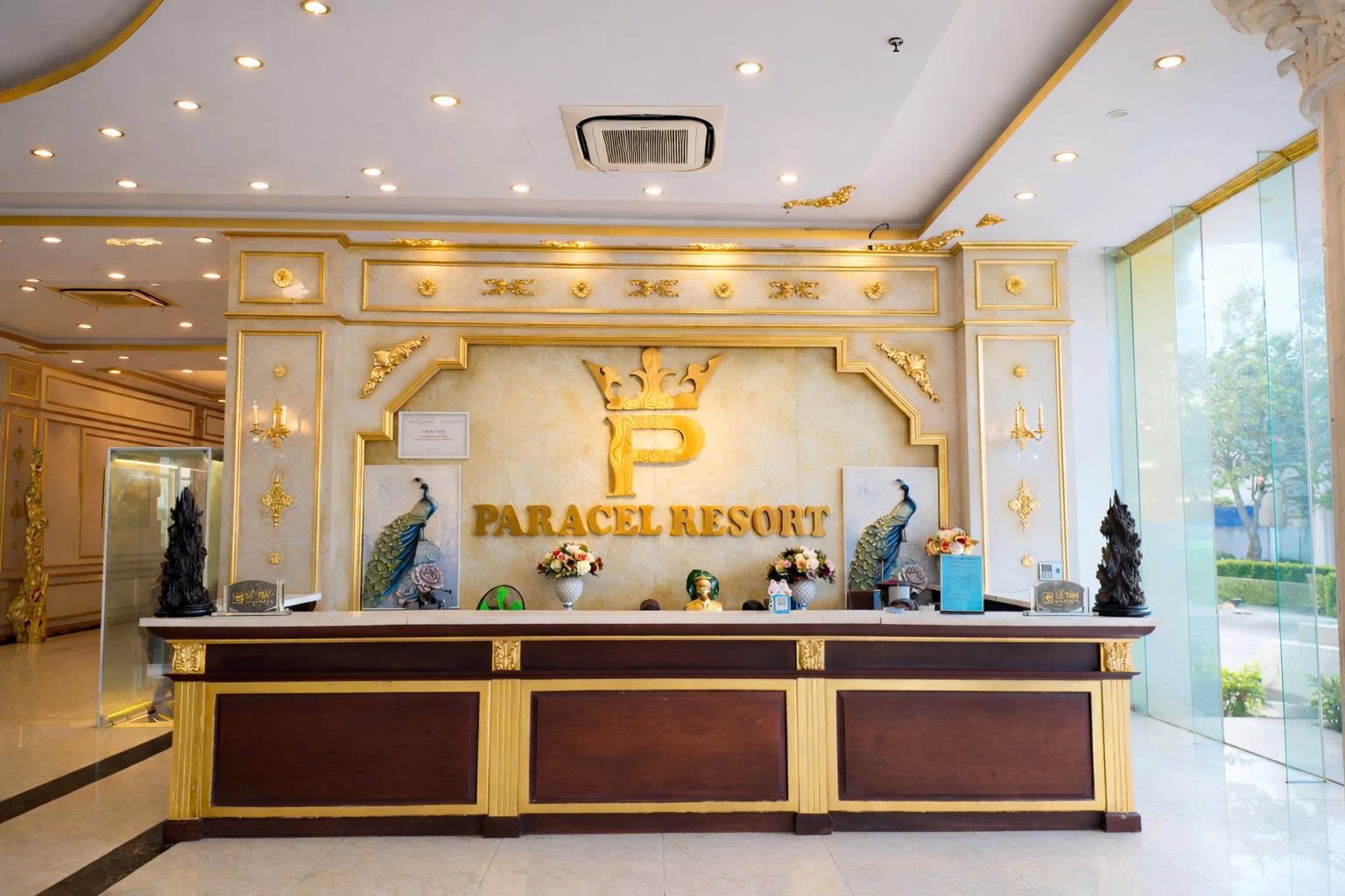 Quầy lễ tân tại Paracel Resort Hải Tiến với không gian sang trọng, sáng sủa và chuyên nghiệp.