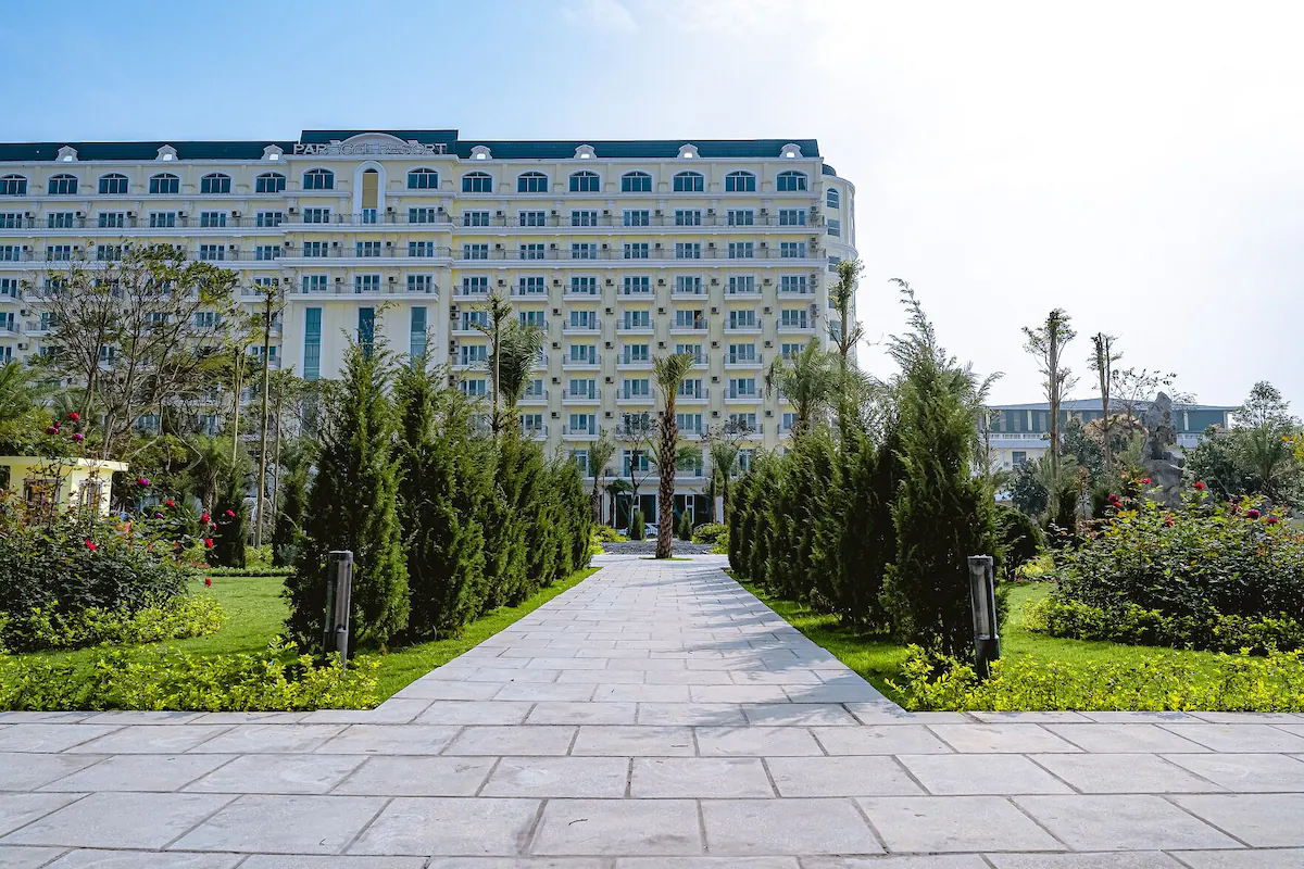 Toàn cảnh Paracel Resort Hải Tiến với không gian xanh, lối đi rộng và kiến trúc nổi bật gần biển.