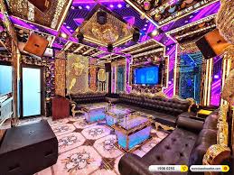 Không gian trong ảnh thể hiện rõ sự sang trọng và đẳng cấp của dịch vụ Cafe & Karaoke hiện đại. Phòng karaoke được thiết kế với nội thất cao cấp, ánh sáng LED nổi bật cùng họa tiết tinh xảo, mang đến trải nghiệm giải trí ấn tượng. Hệ thống âm thanh chuyên nghiệp kết hợp màn hình lớn giúp khách hàng tận hưởng trọn vẹn từng giai điệu. Đây là lựa chọn lý tưởng cho các buổi tụ họp bạn bè, sinh nhật hay thư giãn sau giờ làm. Với thiết kế độc đáo và tiện nghi vượt trội, dịch vụ Cafe & Karaoke ngày càng thu hút đông đảo khách hàng.