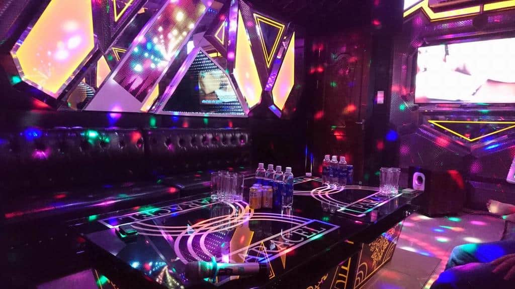 Ánh đèn nhiều màu sắc trong phòng karaoke