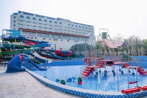 Khu vui chơi nước tại Paracel Resort Hải Tiến với không gian rộng, phù hợp cho trẻ em và gia đình nghỉ dưỡng.