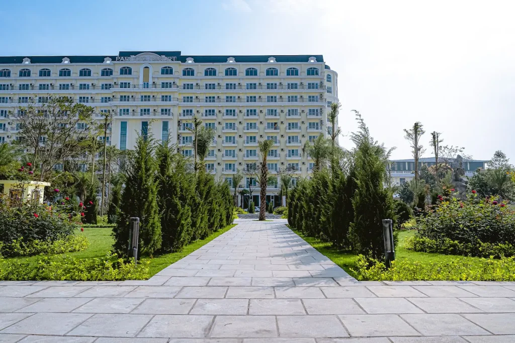 Toàn cảnh Paracel Resort Hải Tiến với không gian xanh, lối đi rộng và kiến trúc nổi bật gần biển.